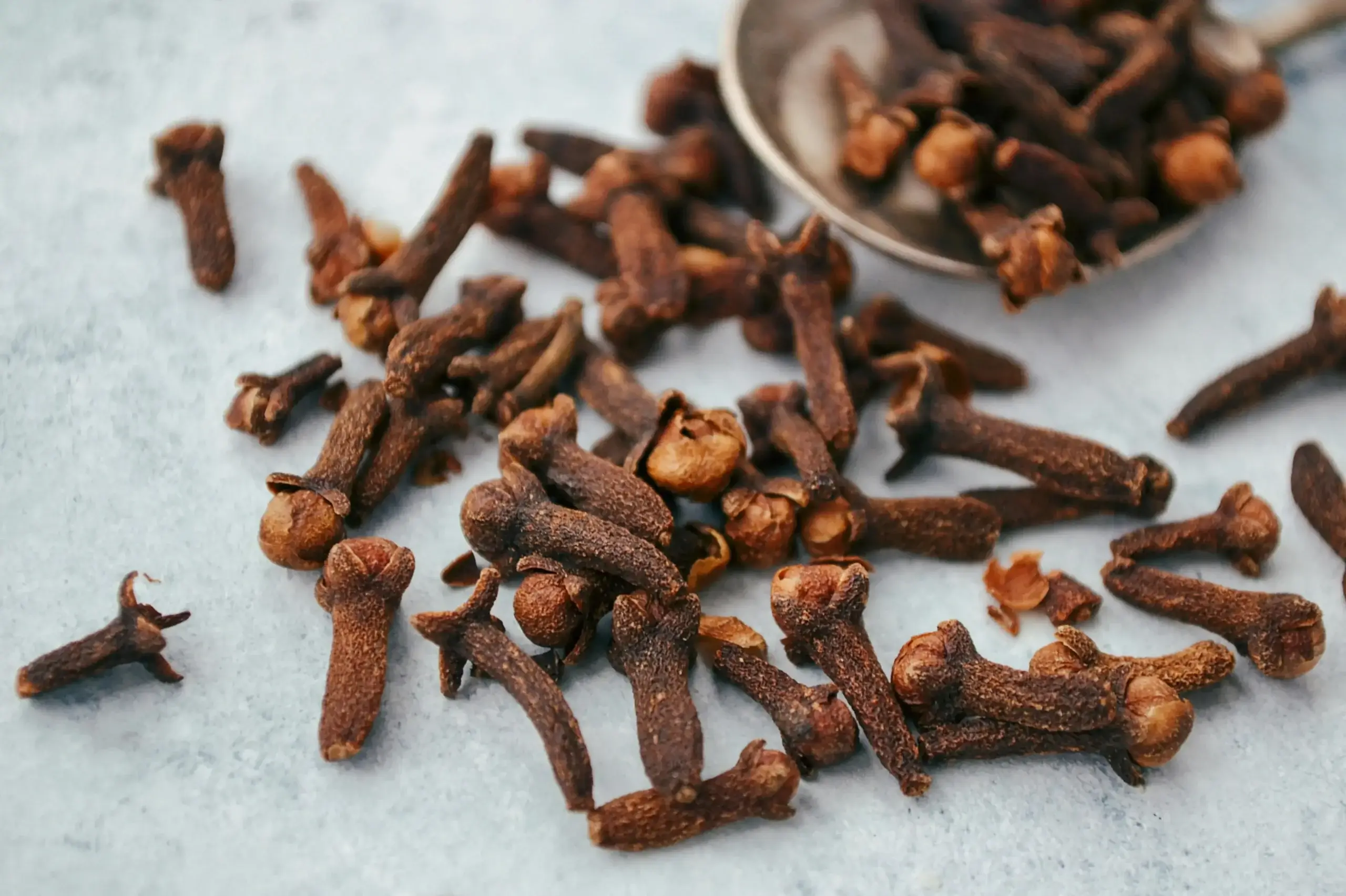 Read more about the article Unlock the Powerful Health Benefits of Chewing Cloves Every Morning